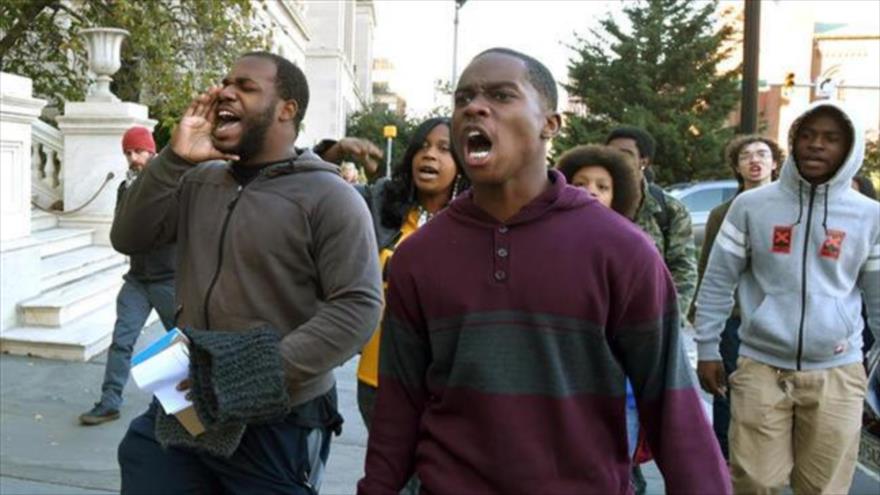 Los manifestantes marchan hacia el Ayuntamiento de Baltimore, 19 de octubre de 2015.