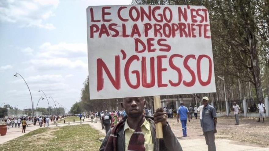 "Congo no es propiedad de Nguesso" se lee en una pancarta durante una manifestación opositora en la capital Brazzaville, 27 de septiembre 2015.