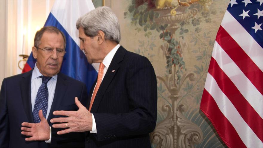 El secretario de Estado de EE.UU., John Kerry (dcha.), habla con el canciller de Rusia, Serguei Lavrov.