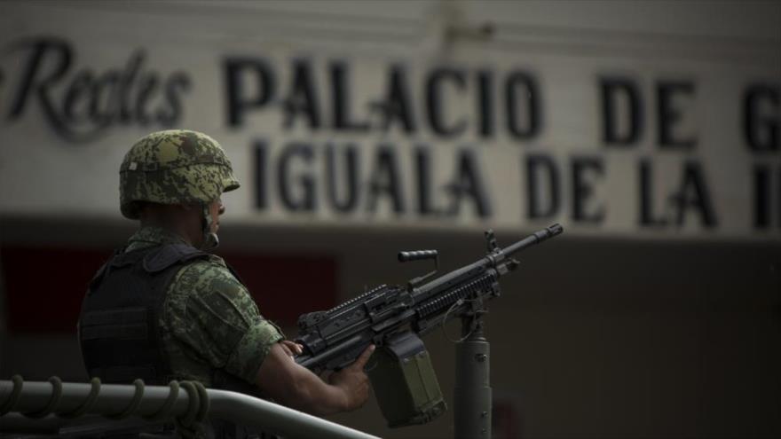 Un soldado del Ejército mexicano patrulla las calles de la ciudad de Iguala, en el estado sureño de Guerrero.