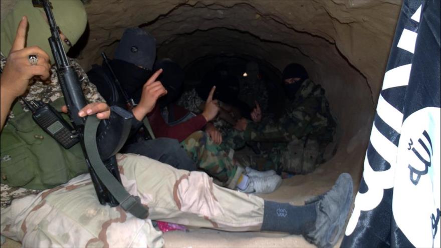 Integrantes del grupo terrorista EIIL (Daesh, en árabe), en uno de sus túneles.