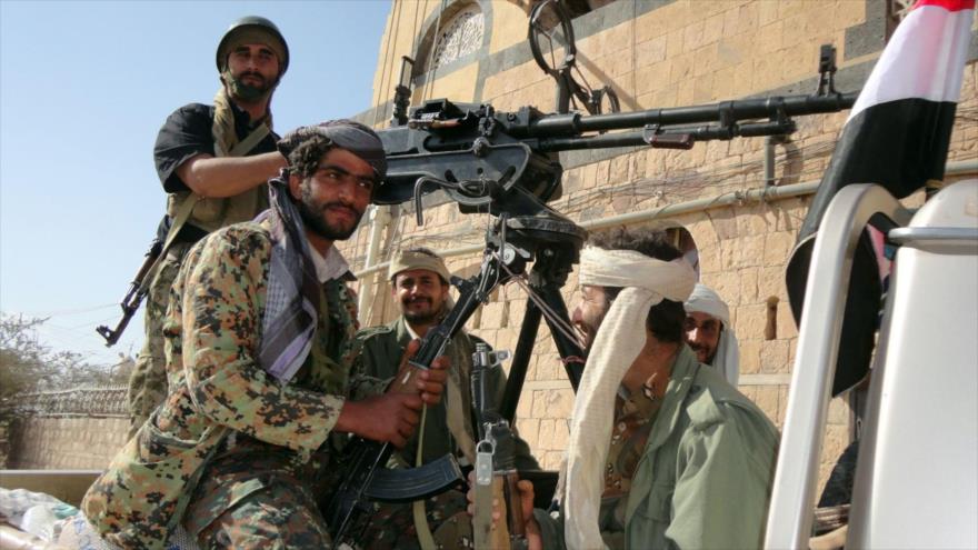 Soldados del Ejército yemení junto a combatientes de las fuerzas populares.