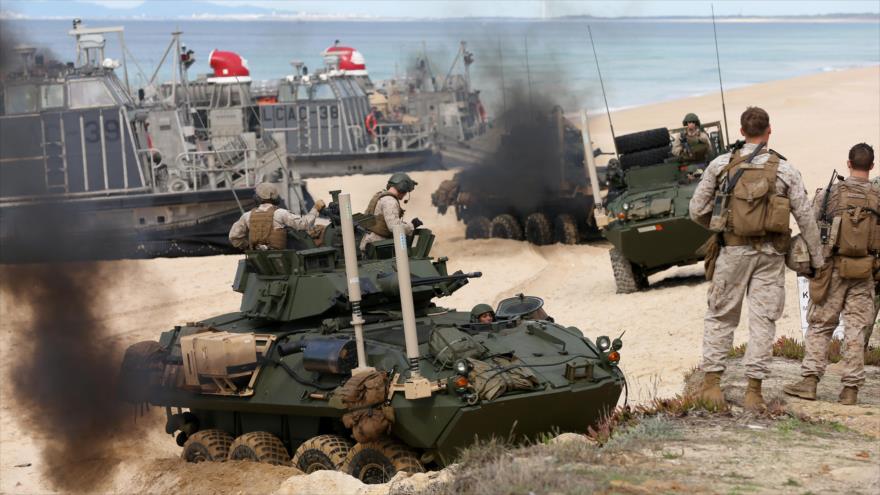 Infantes de marina maniobran en las playas de Pinheira da Cruz, en Portugal, durante un ejercicio militar conjunto de unas 30 naciones de la OTAN, 20 de octubre de 2015. 