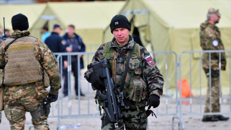 Soldados y policías de Eslovenia, en la frontera con Croacia junto a un centro de refugiados, 20 de octubre de 2015.