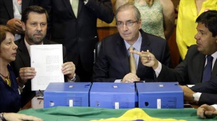 Oposición brasileña entrega al presidente de la Cámara Baja, Eduardo Cunha (el segundo de la izquierda), un nuevo pedido de juicio político contra Dilma Rousseff.