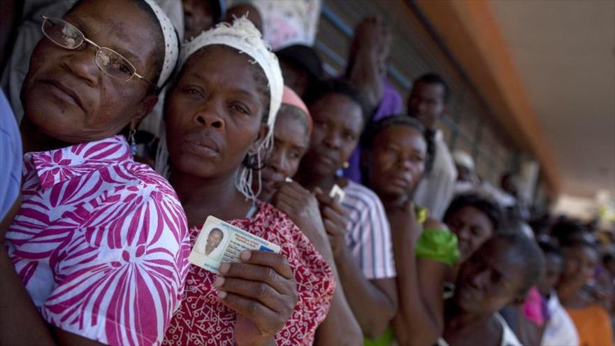 Una fila de votantes haitianos en las elecciones presidenciales de 2010.