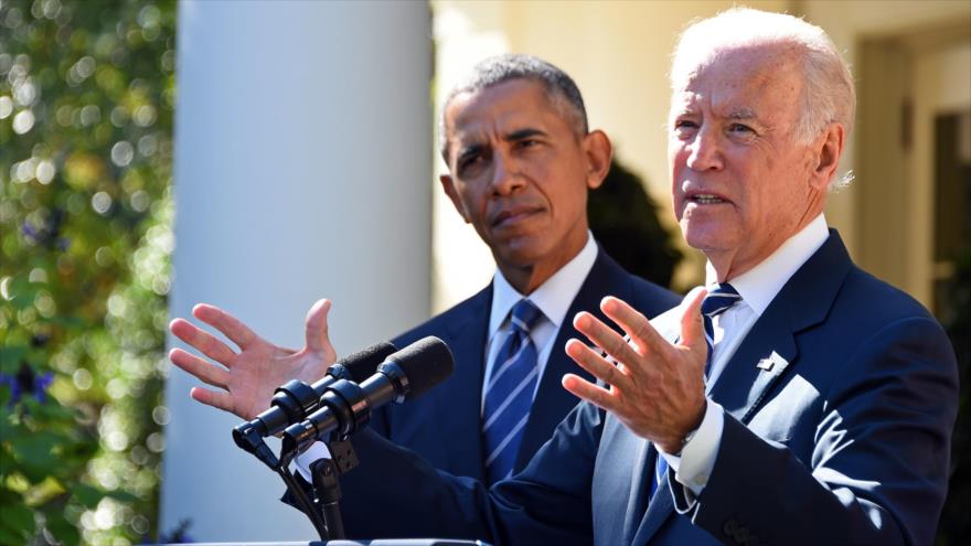 El vicepresidente estadounidense, Joe Biden (dcha.), junto al presidente estadounidense Barack Obama, anuncia que no se presentará a las presidenciales del 2016, en el Jardín de las Rosas de la Casa Blanca, Washington DC. 21 de octubre de 2015.