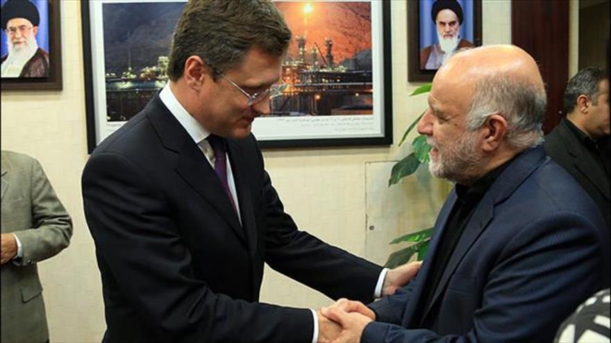 El ministro de Energía ruso, Alexander Novak (izqda.) y el ministro de Petróleo iraní, Biyan Namdar Zanganeh.