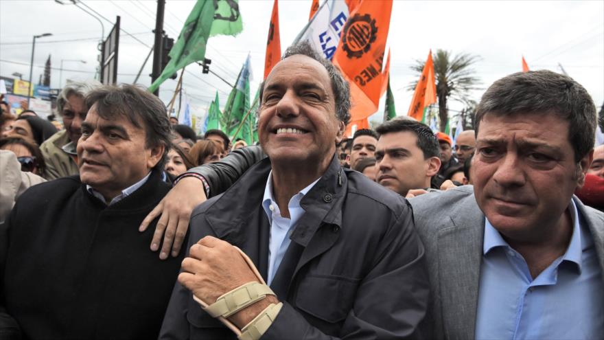 Vicegobernador de Buenos Aires (capital argentina), Juan Gabriel Mariotto (dcha.), y candidato del Frente para la Victoria (FvP), Daniel Scioli (centro), entre sus partidarios, 20 de octubre de 2015.