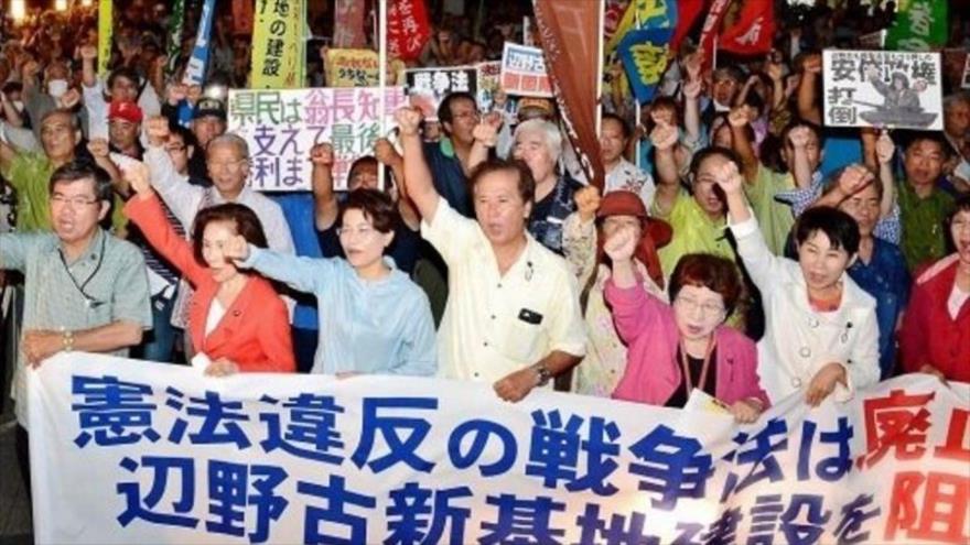 Masiva manifestación de japoneses contra las bases militares de EE.UU. en la isla de Okinawa, en el sur de Japón. 21 de octubre de 2015.