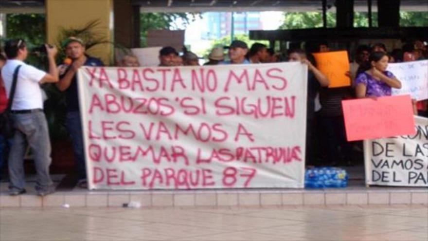 Manifestación contra abusos de marinos mexicanos frente al cuartel improvisado de la Armada de México, situado en las instalaciones del parque Ernesto Millán Escalante (87) en la ciudad de Culiacán (en Sinaloa). 21 de octubre de 2015