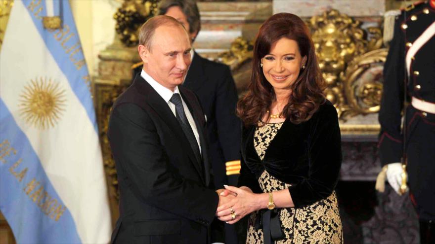 Presidente de Rusia, Vladimir Putin (izqda.) y la dignataria argentina Cristina Fernández de Kirchner.