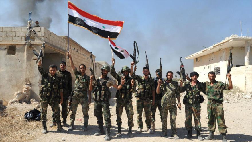 Fuerzas populares y del Ejército sirio celebran su victoria en la provincia de Hama, oeste.