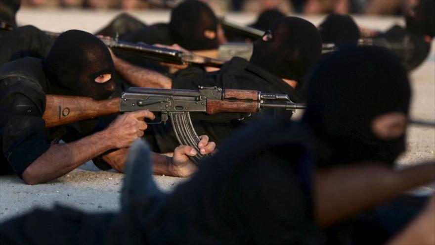 Miembros de un grupo armado reciben entrenamiento militar en Siria.