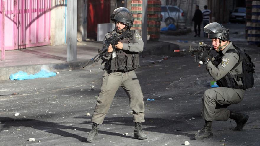 Guardias fronterizos israelíes en la ciudad cisjordana de Al-Jalil (Hebrón).