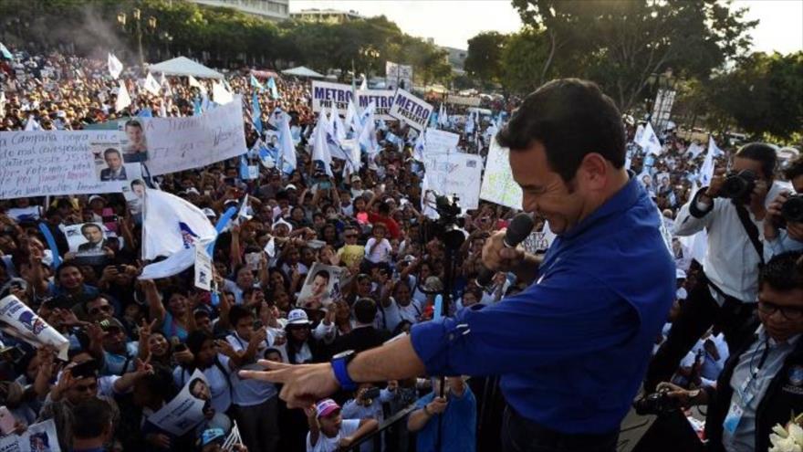 El candidato presidencial por el partido Frente Nacional de Convergencia (FCN), Jimmy Morales, durante el mitin del cierre de su campaña electoral ante su partidarios, la Ciudad de Guatemala. 22 de octubre de 2015.