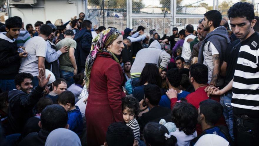 Un grupo de migrantes en la isla griega de Lesbos.