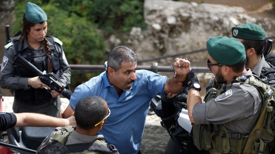 Soldados israelíes arrestan a un hombre palestino, 23 de octubre de 2015.