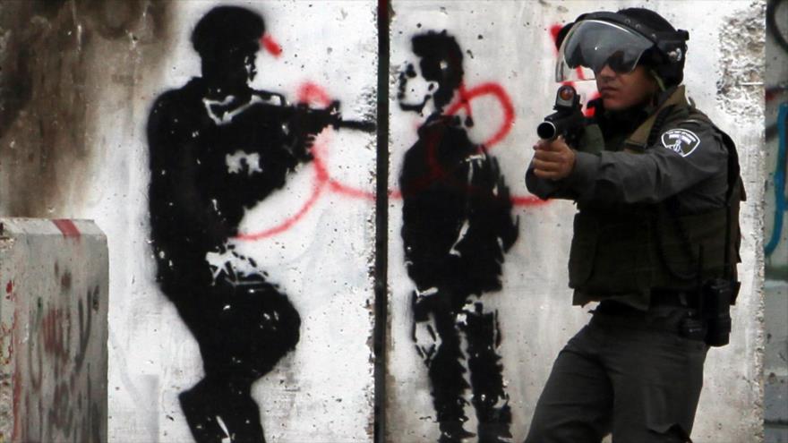 Un soldado israelí apunta con su arma contra los palestinos en Beitolahm(Belén). 23 octubre de 2015.