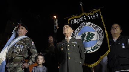 Excombatientes argentinos de Malvinas marchan a embajada británica