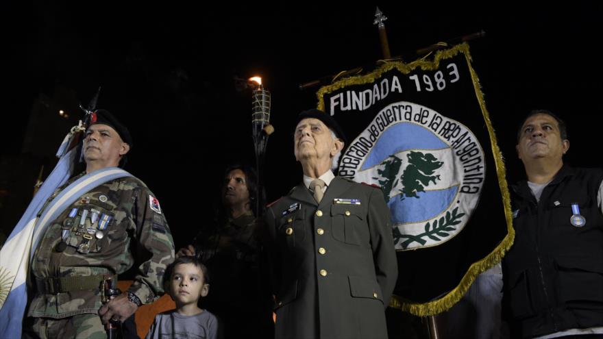 Excombatientes argentinos en la guerra de las islas de Malvinas (1982) con el Reino Unido participan en una ceremonia en honor a los soldados que murieron en el conflicto, al margen del 33º aniversario de la guerra en Buenos Aires, Argentina, el 2 de abril de 2015.