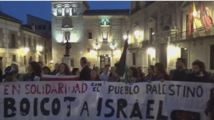 Los activistas pro palestinos llevan pancartas que piden el boicot al régimen de Israel durante una manifestación en Madrid, capital de España. 23 de octubre de 2015