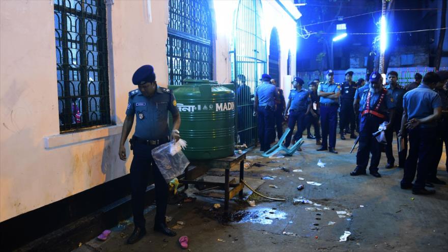 La policía ha acordonado un centro religioso chií en Dhaka, capital de Bangladés, donde se explotaron tres bombas durante las conmemoraciones del martirio del Imam Husein (la paz sea con él). 24 de octubre de 2015