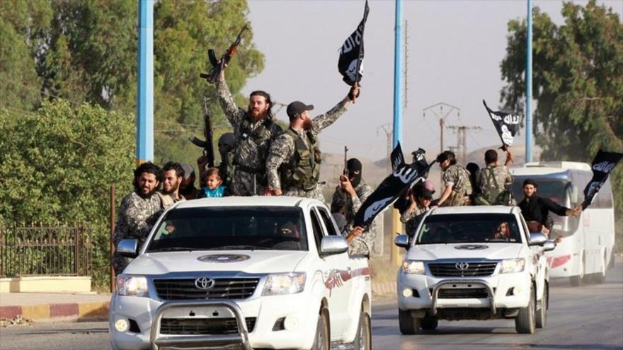 Un convoy militar de Daesh en la ciudad siria de Al-Raqa.