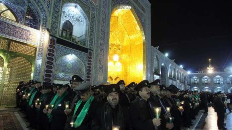 Iraníes conmemoran el aniversario del martirio de su tercer Imam (P) en el mausoleo del Imam Reza (P) en la ciudad santa de Mashad, (noreste de Irán).