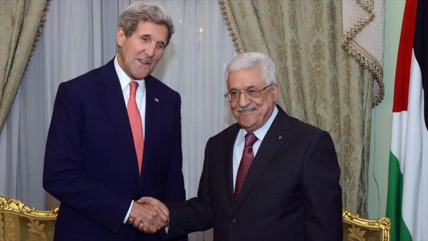 El secretario de Estado de Estados Unidos, John Kerry (izda.), y el presidente de la Autoridad Nacional Palestina (ANP), Mahmud Abás.