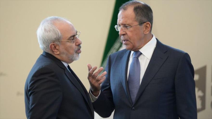 El canciller iraní, Mohamad Yavad Zarif, habla con su homólogo ruso, Serguei Lavrov.