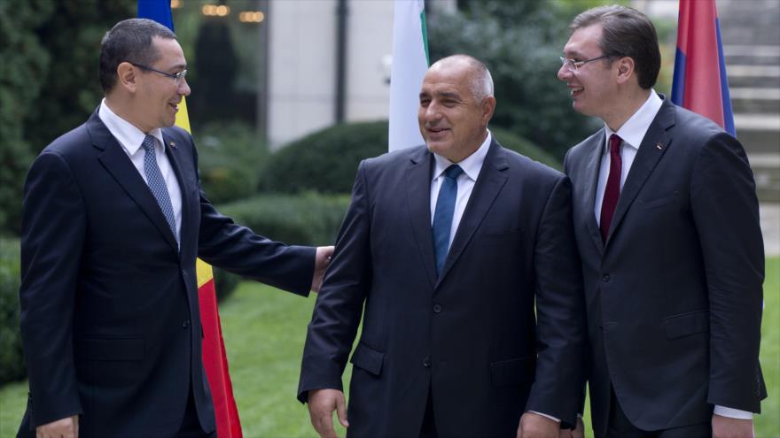 De izquierda a derecha, los primeros ministros rumano, búlgaro y serbio, Victor Ponta, Boiko Borisov y Aleksandar Vucic, respectivamente, antes de una reunión en la capital búlgara, Sofía, 24 de octubre de 2015.