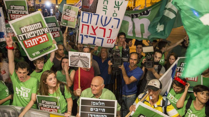 Israelíes congregados en la plaza Rabin, en Tel Aviv, piden negociaciones de paz con palestinos. 24 de octubre de 2015