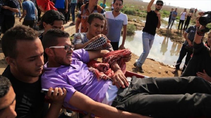 Un palestino herido en enfrentamientos con fuerzas israelíes en la frontera de la Franja de Gaza.