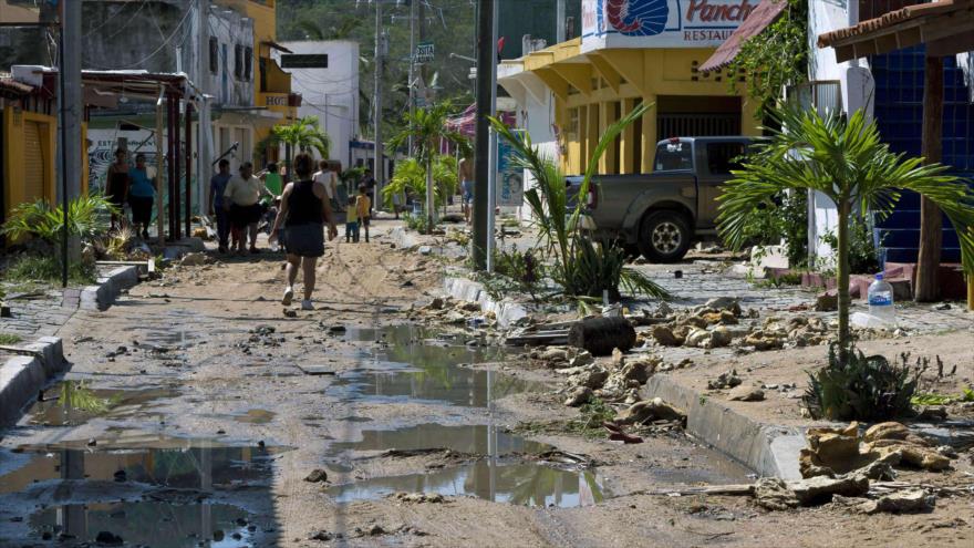 Una calle en la ciudad Barra de Navidad (oeste de México), afectada por el huracán Patricia. 