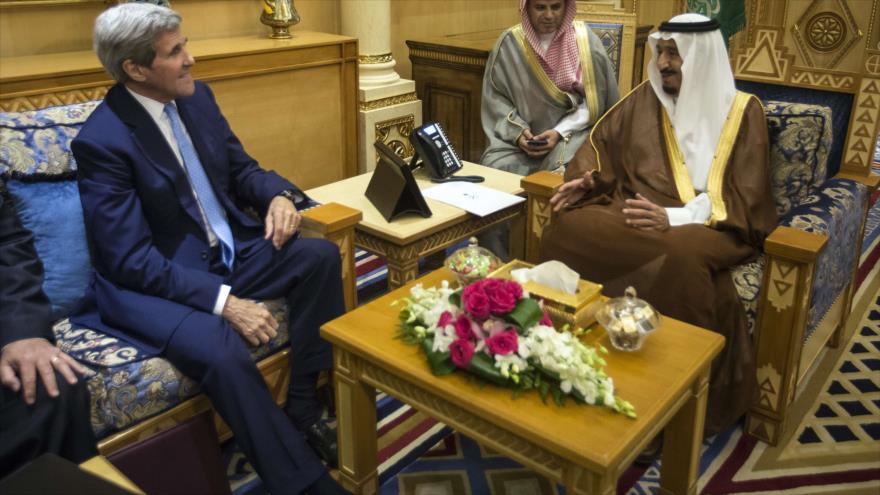 El rey saudí, Salman bin Abdulaziz Al Saud,(dcha) y el secretario de Estado de EE.UU., John Kerry en una reunión en Arabia Saudí. 24 de octubre de 2015