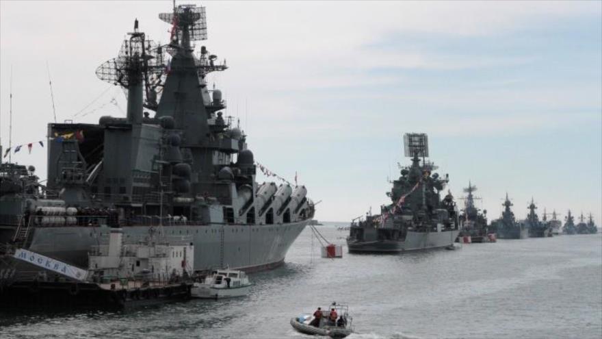 Buques de la Armada rusa en una bahía del mar Negro en Sebastopol, Crimea.