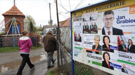 Pueblo de Polonia emiten sus votos en las elecciones parlamentarias 