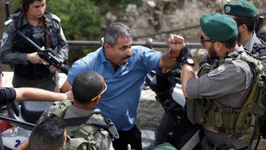 Fuerzas israelíes arrestan a un manifestante palestino en Cisjordania.