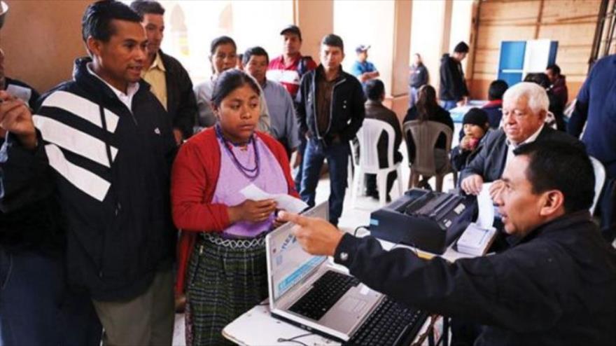 Guatemaltecos empiezan a votar para elegir a su presidente, 25 de octubre de 2015.
