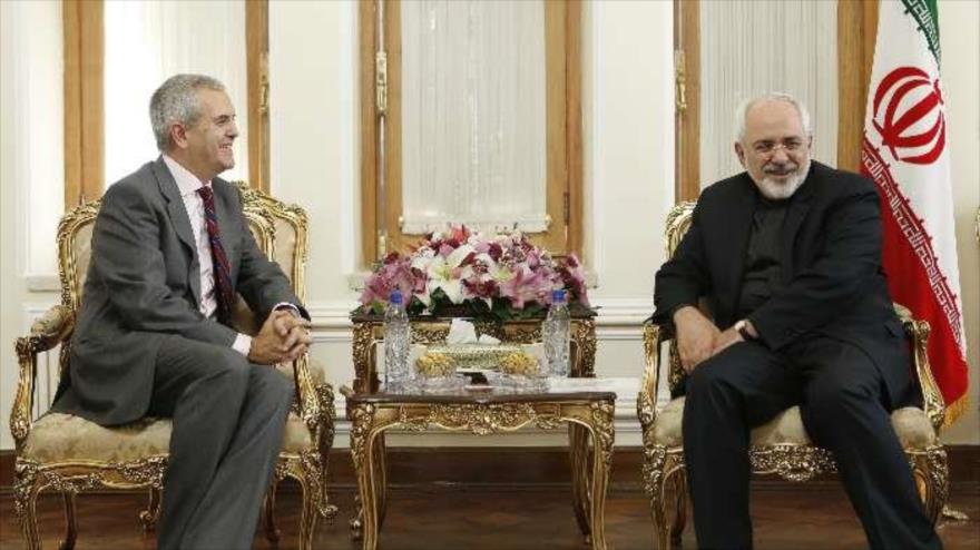 Canciller iraní, Mohamad Yavad Zarif (dcha.), y el nuevo embajador de España en Irán, Eduardo López Busquets, 25 de octubre de 2015.