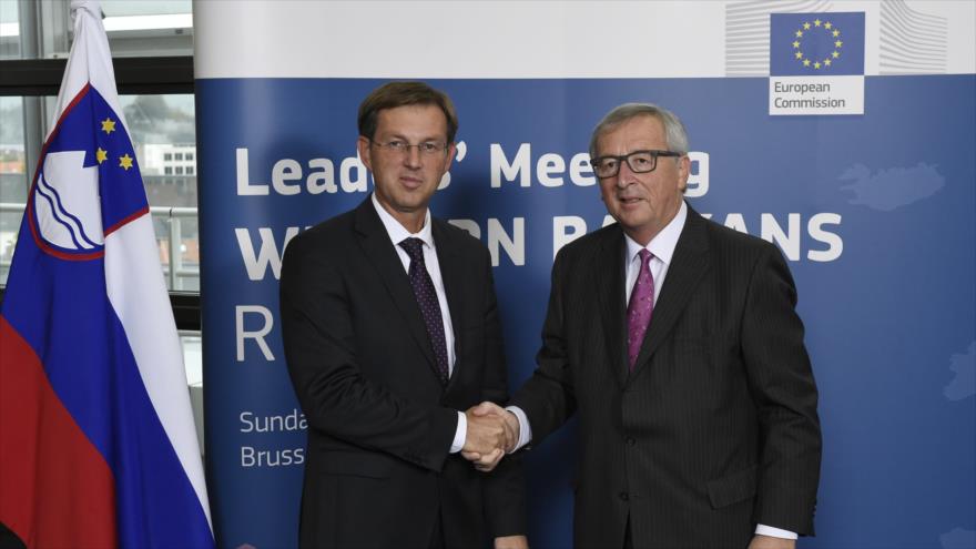 El presidente de la Comisión Europea, Jean-Claude Juncker (dcha.), y el primer ministro de Eslovenia, Miro Cerar, momentos antes del inicio de la minicumbre entre países de los Balcanes y de la Unión Europea en Bruselas, 25 de octubre de 2015.
