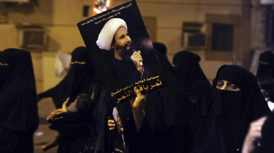 Manifestantes saudíes marchan para exigir la liberación del sheij chií Nimr Baqer al-Nimr.