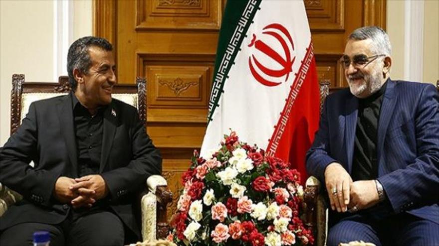 Presidente de la Comisión de Seguridad Nacional y Política Exterior del Parlamento iraní, Alaeddin Boruyerdi (dcha.), y el vicepresidente del Consejo Supremo Revolucionario de Yemen, Naef Qanes, 25 de octubre de 2015.