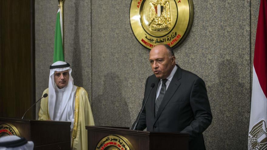 El ministro saudí de Exteriores, Adel al-Yubeir (izd), y su par egipcio, Sameh Shukri. 25 de octubre 2015
