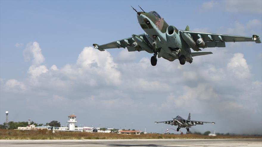 Dos aviones militares rusos en el aeropuerto sirio de Hmeymim.