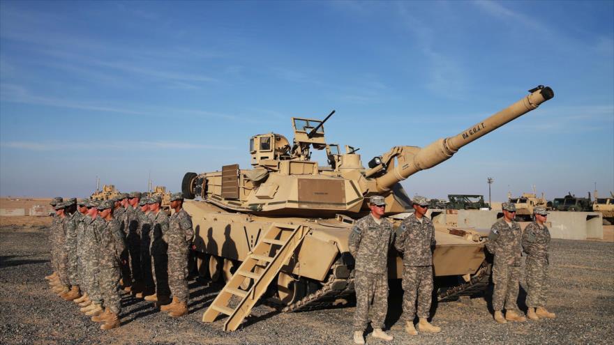 Tropas estadounidenses al lado de un tanque modelo Abram en Kuwait.