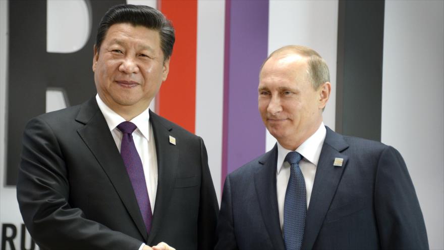 El presidente ruso, Vladimir Putin, y su homólogo chino, Xi Jinping, en la ceremonia de recepción a dirigentes de BRICS, en la ciudad rusa de Ufá, 9 de julio de 2015.