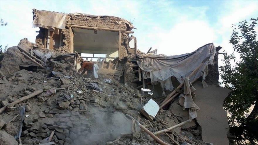 Un hombre afgano entre los escombros de un edificio arruinado por el fuerte sismo que sacudió el sur de Asia. 26 de octubre de 2015.