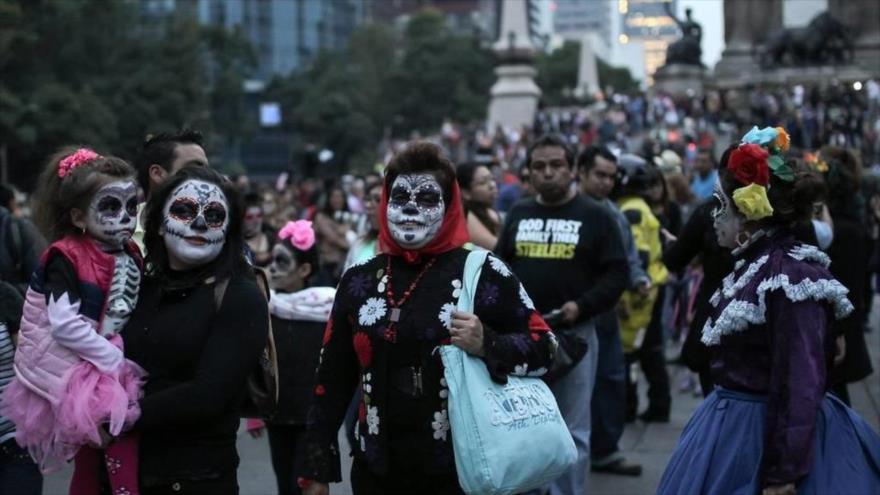 Mexicanos disfrazados de Catrina marchan en las calles de la Ciudad de México (capital), en el marco del desfile ‘Catrinas 2015’. 25 de octubre de 2015.